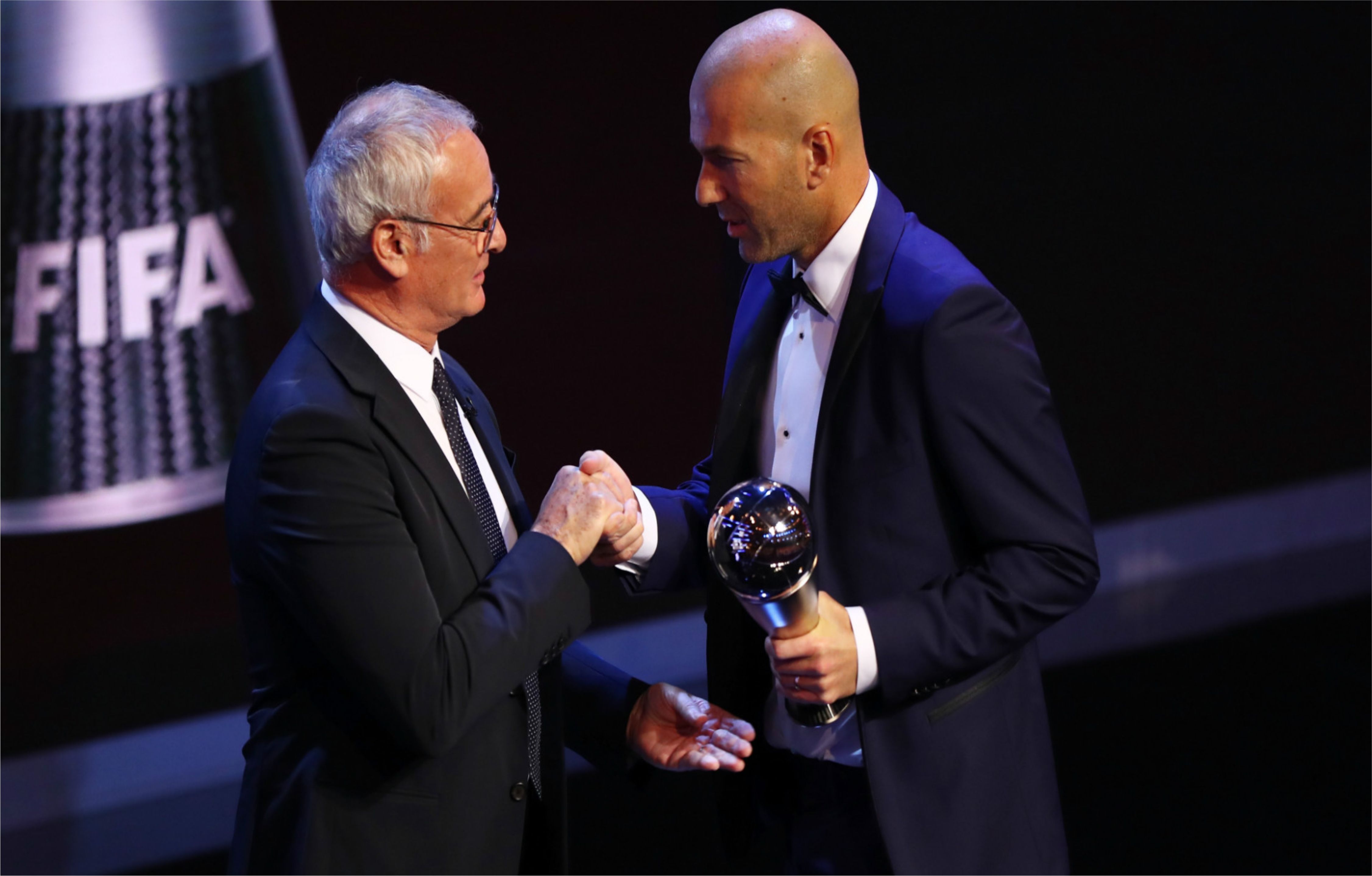 زيدان يفوز بلقب أفضل مدرب في العالم لعام 2017   zidane wins the best coach award in the world
